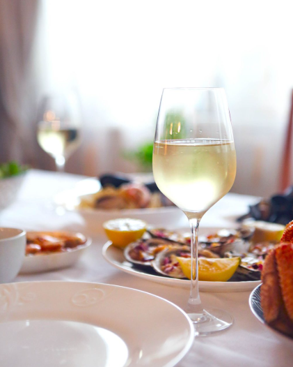 white-wine-friends-dinner